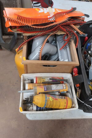 Div. Værktøj, skruer, kasser m.m.