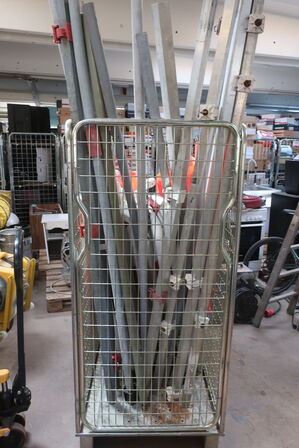 skilte, skilteholder, afspæring m.m. i bur