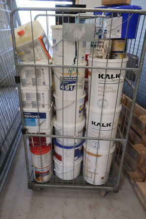 Indhold i bur med maling m.m.