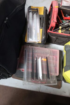 Div. Værktøj, skruer, kasser m.m.
