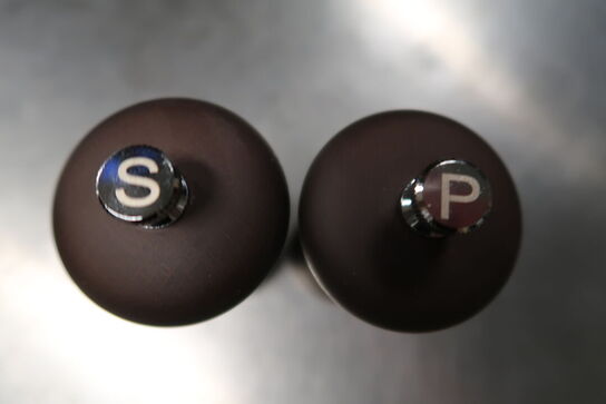 2 stk. Salt og peberkværn sæt i mørk bøg 155 mm. APS