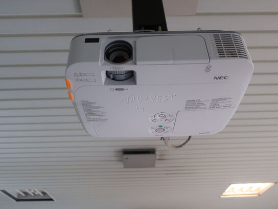 Projektor NEC ME311W inkl. lærred & div. afbilledet tilbehør