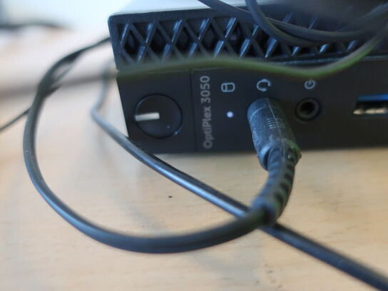 DELL OptiPlex 3050 | Intel i5-7500T | 8 GB | 256 GB SSD | SAMSUNG 22" skærm