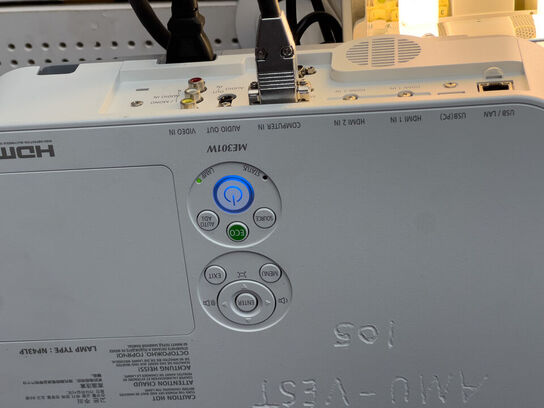 Projektor NEC ME301W inkl. lærred & højttalere