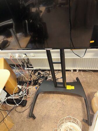 Fladskærms TV 4K 43" PHILIPS 43PUS6162/12 på stativ