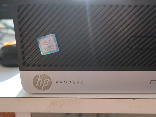 HP ProDesk | Intel i5-7500 | 8 GB | 256 GB SSD | HP 22" skærm