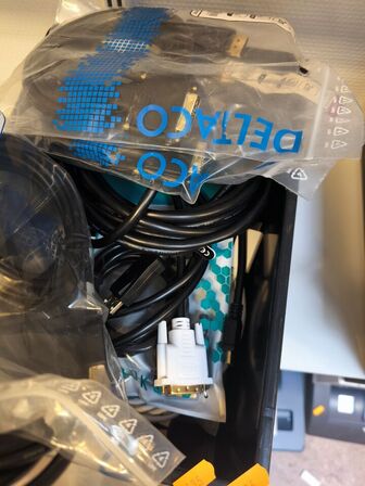 Kasse med blandet IT udstyr (se billeder)