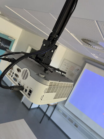 Projektor NEC ME301W inkl. lærred & CREATIVE højttalere