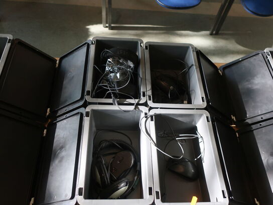 17 stk. plastkasser TK300 m. låg inkl. indhold (div. IT udstyr)