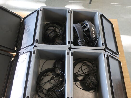 17 stk. plastkasser TK300 m. låg inkl. indhold (div. IT udstyr)