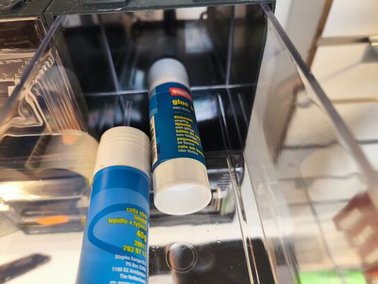 3 komponentskabe inkl. indhold (se billeder)