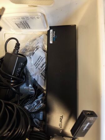 Kasse med blandet IT udstyr (se billeder)