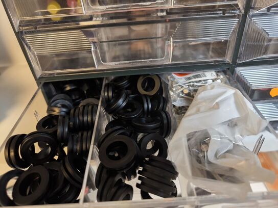 3 komponentskabe inkl. indhold (se billeder)