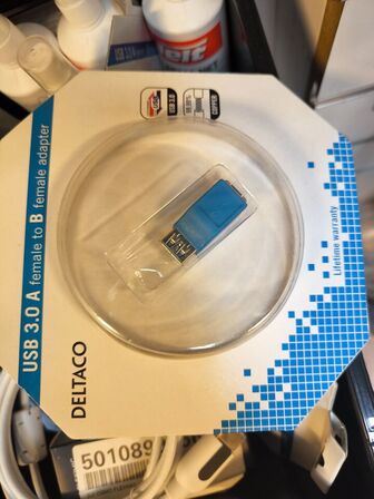 Kasse med blandet IT udstyr (se billeder)