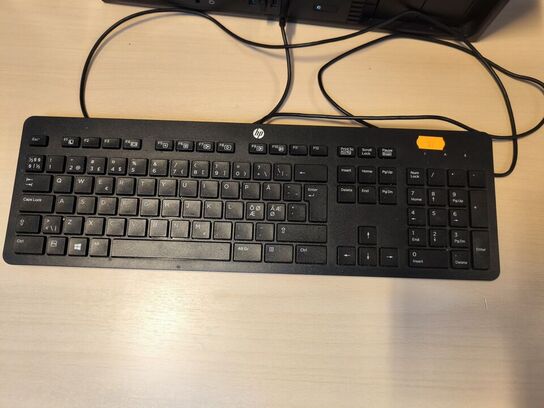 Desktop PC HP Z240 inkl. 3x 27" HP skærme, mus, tastatur m.v. (læs bekrivelse)