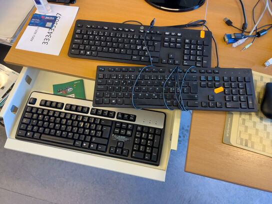 Div. it-udstyr (skærm, tastaturer, Creative højttalere m.v.)