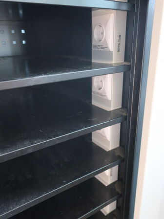 Skab til PC'er m. stik til lader ved hver hylde