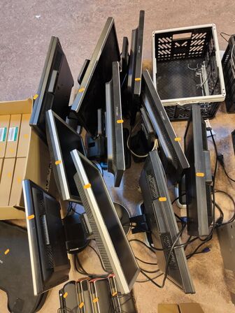 10 stk. ældre skærme (se billeder)