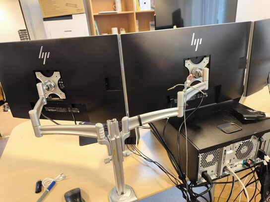 Desktop PC HP Z240 inkl. 3x 27" HP skærme, mus, tastatur m.v. (læs bekrivelse)