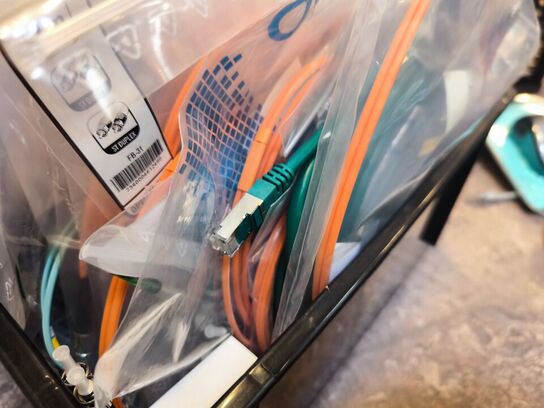 1 ks. m. div. RJ45 & fiberkabler til netværk