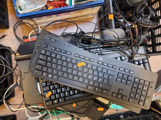 1 ks. m. div. tastaturer, mus m.v.