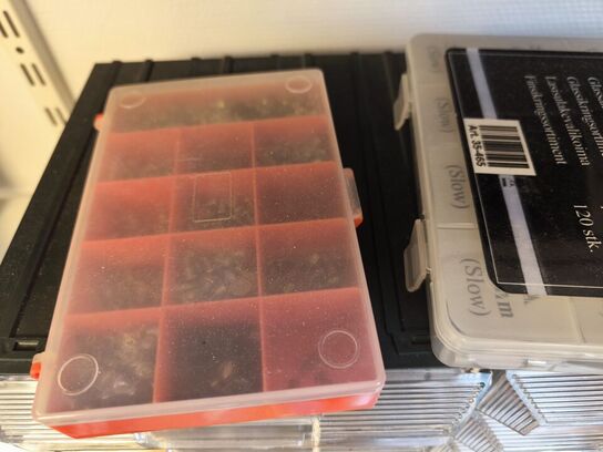 3 komponentskabe inkl. indhold (se billeder)