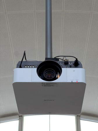 Projektor SONY VPL-FH500 inkl. lærred