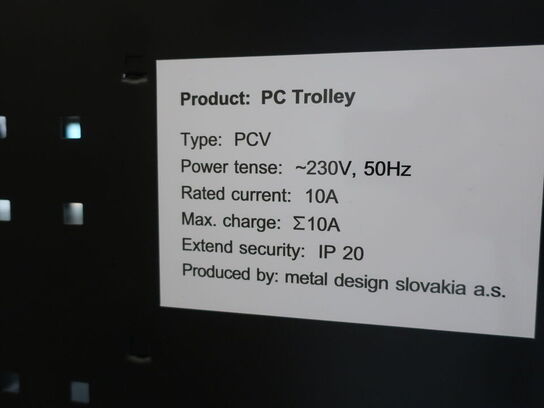 Skab til PC'er m. stik til lader ved hver hylde