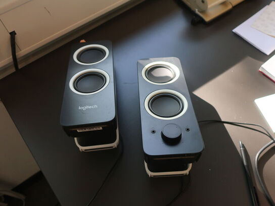 Projektor NEC ME311W inkl. lærred & div. afbilledet tilbehør