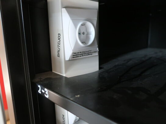 Skab til PC'er m. stik til lader ved hver hylde