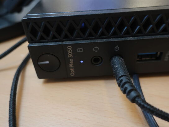 DELL OptiPlex 3050 | Intel i5-7500T | 8 GB | 256 GB SSD | SAMSUNG 22" skærm