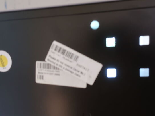 Skab til PC'er m. stik til lader ved hver hylde