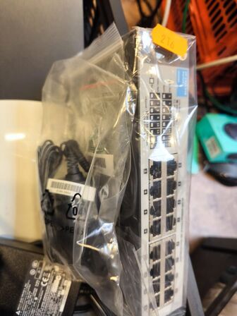 1 ks. m. div. netværksudstyr