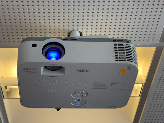 Projektor NEC ME301W inkl. lærred