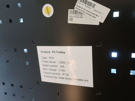 Skab til PC'er m. stik til lader ved hver hylde