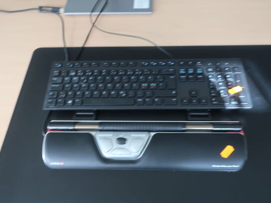 2 stk. HP EliteDisplay 27" skærme inkl. rollermouse & div. tilbehør