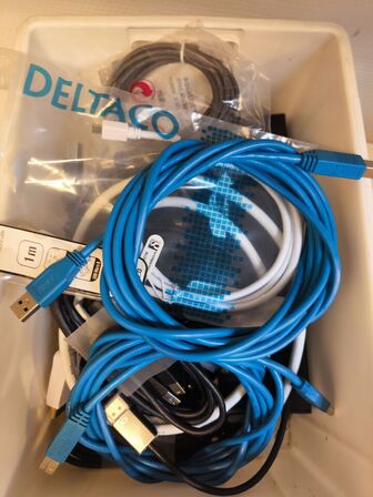 Kasse med blandet IT udstyr (se billeder)