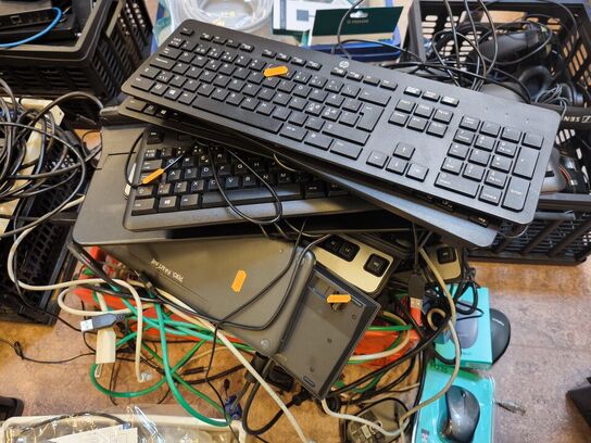 1 ks. m. div. tastaturer, mus m.v.