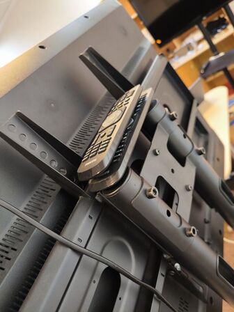 Fladskærms TV 4K 43" PHILIPS 43PUS6162/12 på stativ