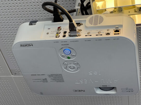 Projektor NEC ME301W inkl. lærred & højttalere