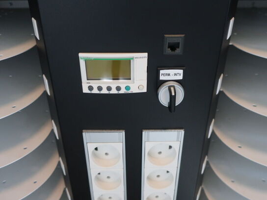 Skab til PC'er INTEC m. stik til lader ved hver hylde