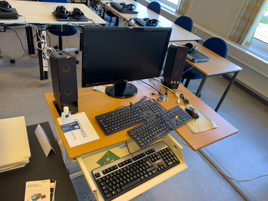Div. it-udstyr (skærm, tastaturer, Creative højttalere m.v.)