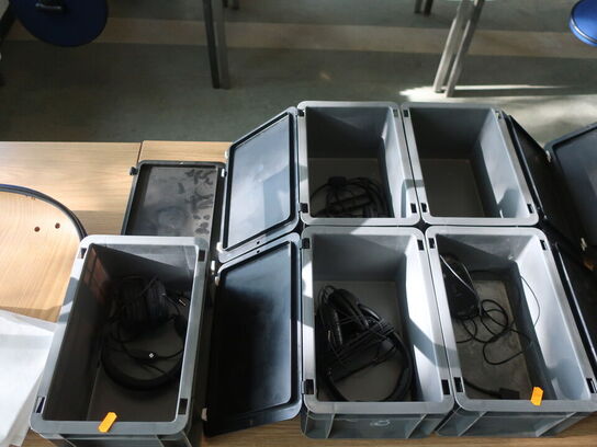 17 stk. plastkasser TK300 m. låg inkl. indhold (div. IT udstyr)