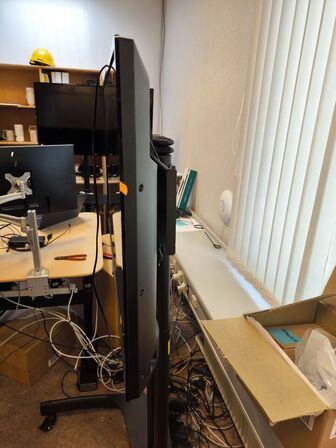 Fladskærms TV 4K 43" PHILIPS 43PUS6162/12 på stativ