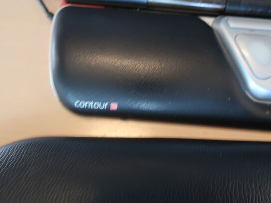 2 stk. HP EliteDisplay 27" skærme inkl. rollermouse & div. tilbehør