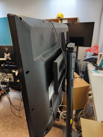 Fladskærms TV 4K 43" PHILIPS 43PUS6162/12 på stativ