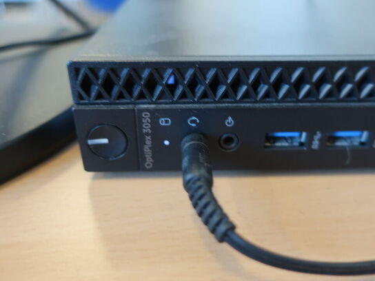 DELL OptiPlex 3050 | Intel i5-7500T | 8 GB | 256 GB SSD | SAMSUNG 22" skærm