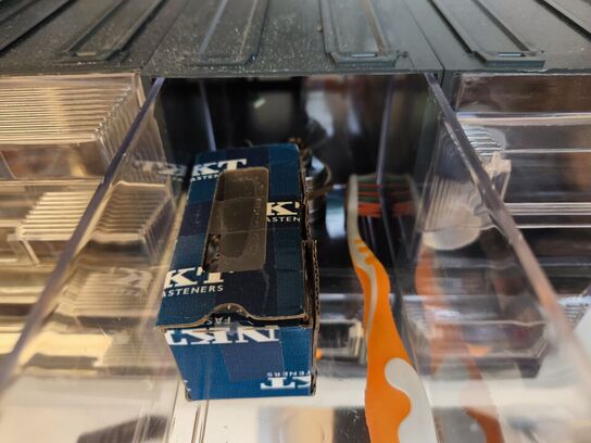 3 komponentskabe inkl. indhold (se billeder)