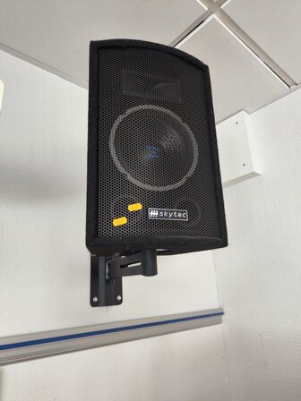 2 stk SKYTEC højttalere inkl. beslag