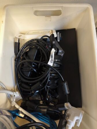 Kasse med blandet IT udstyr (se billeder)